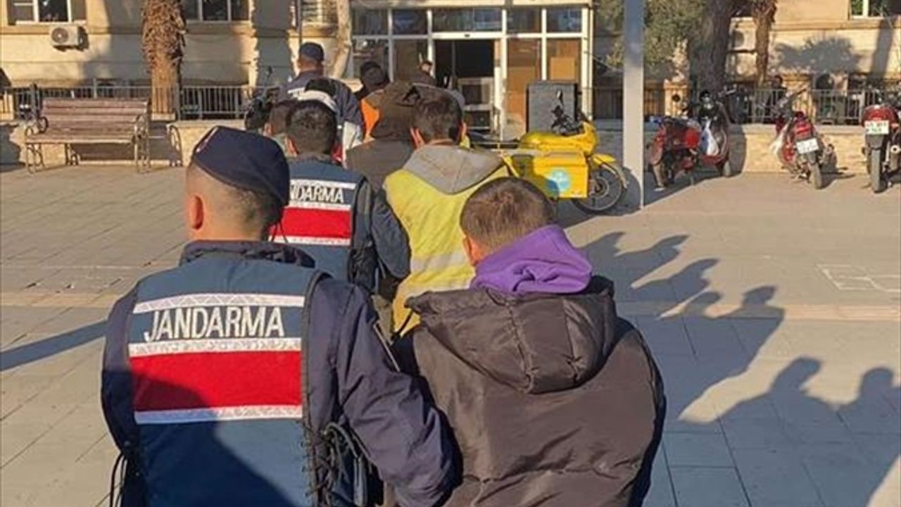 Alaşehir'de şantiyeden demir çaldıkları suçlamasıyla 6 kişi yakalandı