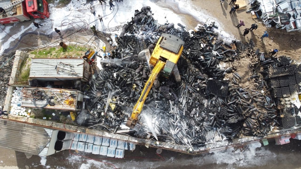 Bodrum'da açık alandaki inşaat izolasyon malzemeleri yandı