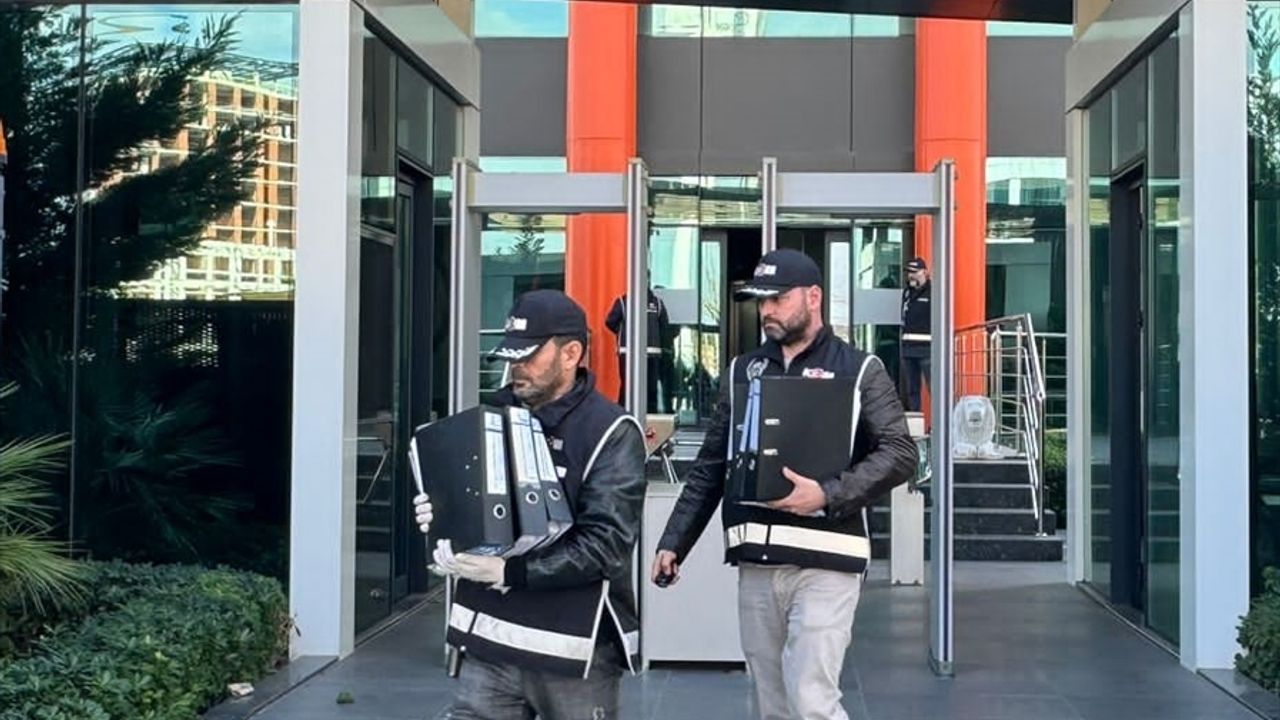 GÜNCELLEME - İzmir'de nitelikli dolandırıcılık iddiasıyla 20 zanlı yakalandı