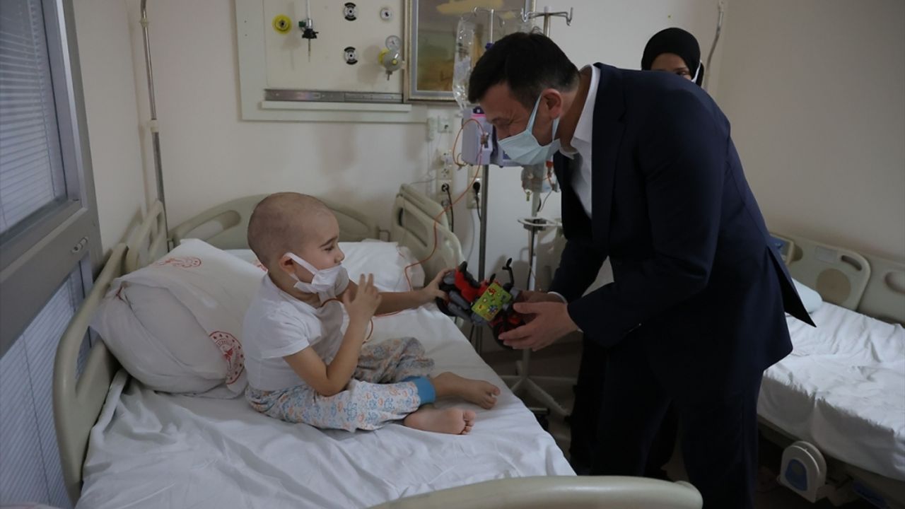 İzmir Büyükşehir Belediye Başkan adayı Dağ, çiçek festivaline katıldı, hasta çocukları ziyaret etti