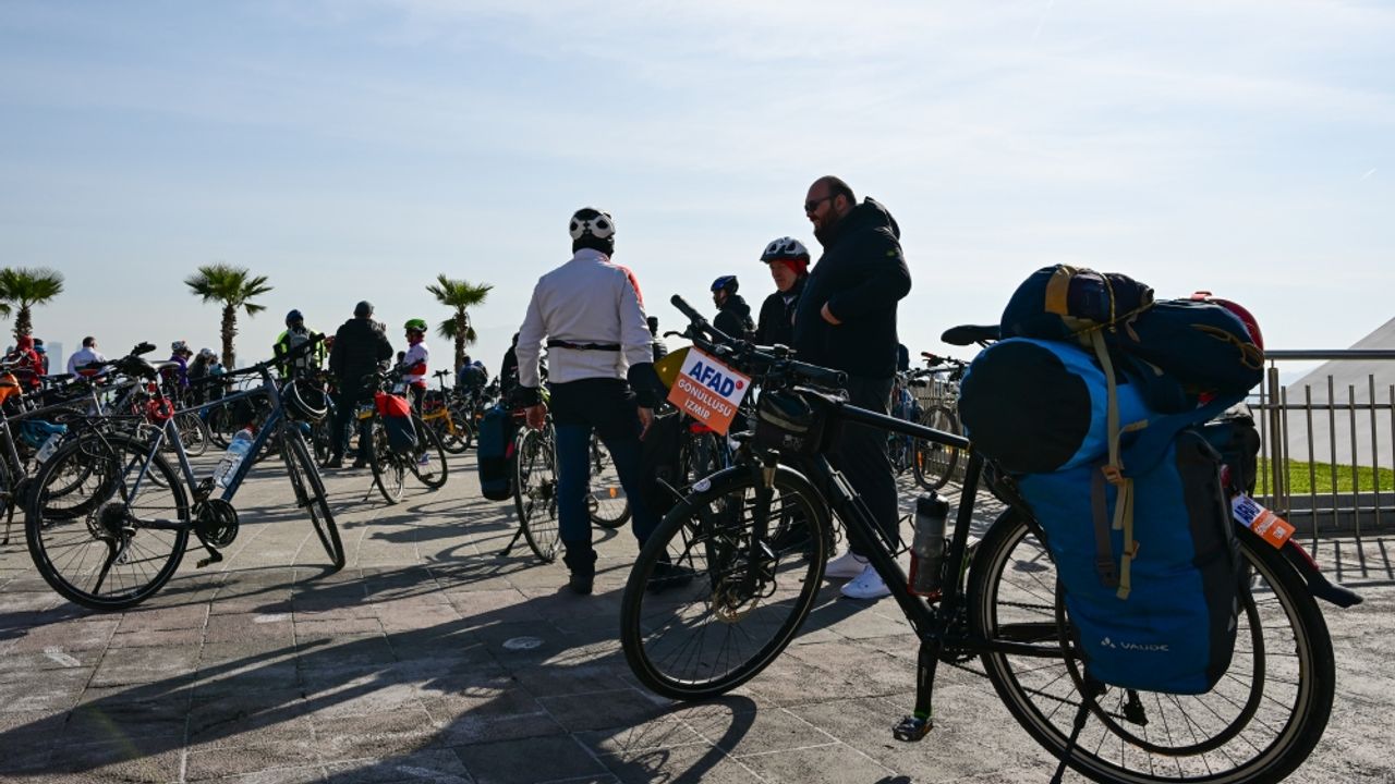 İzmir'de bisikletlilerden Kahramanmaraş merkezli depremlerin 1. yıl dönümü etkinliği