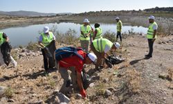Gönüllü çevreciler göleti temizledi