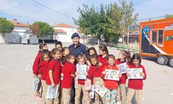 Jandarma, kız çocuklarını sevindirdi