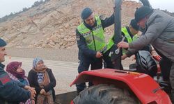 Bilecik Jandarması'ndan traktör sürücülerine 'reflektör' uyarısı