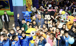 Yunusemre Belediyesi Çocuk Şenliği'nde Öğrencileri Eğlendirdi