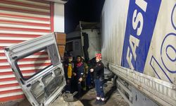 GÜNCELLEME - İzmir'de tırın minibüse çarpması sonucu 3 kişi hayatını kaybetti, 11 kişi yaralandı