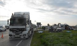 Manisa'da otomobil ile tır çarpıştı, 3 kişi öldü, 3 kişi yaralandı