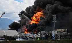 GÜNCELLEME 2 - İzmir'de kimyasal malzemelerin bulunduğu depoda yangın çıktı