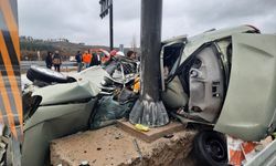 Kütahya'da yön levhasının direğine çarpan otomobilin sürücüsü öldü