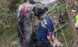 Aydın'da şarampole devrilen otomobildeki anne öldü, bebeği ve eşi yaralandı