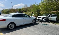 İzmir'de iki otomobilin çarpıştığı kazada 2 kişi yaralandı