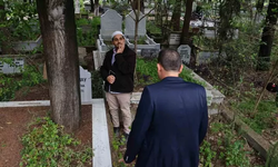 'Hocayım' diye mezarlıkta geziyordu! Polis 'dua oku' deyince foyası ortaya çıktı
