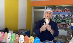 Dalaman'da dondurma üreticisi müşterilerine karpuzlu vegan dondurma hazırlıyor