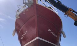 Datça'da bakımları yapılan tekneler denize indiriliyor