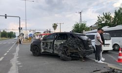 Nazilli'de otobüsün çarptığı otomobilin sürücüsü yaralandı