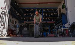 Üniversiteli lastik tamircisi, baba mesleğini severek sürdürüyor