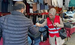 Türk Kızılay Manisa İl Merkezi Başkanlığı ekipleri, esnaf ve vatandaşlara mesir macunlu süt ikram etti.