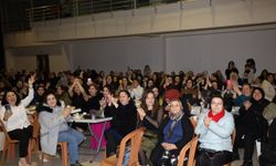 Manisalı Kadınlar ‘Kadınlar Matinesi’ndeki Eğlencede Bir Araya Geldi