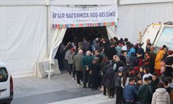 Manisa’da yemek menülerinin pahalı olmasından dolayı, iftar çadırlarına ilgi büyük