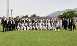 Manisaspor, şampiyonluk kupasını kaldırdı