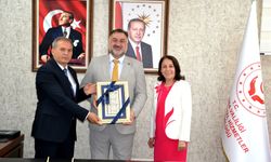 Yunusemre Halk Eğitim Merkezi’nden Sevgi Evleri’nde kalan çocuklara bayram sevinci