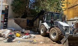 Yunusemre’de çöp ev temizlendi: 13 kamyon atık tahliye edildi