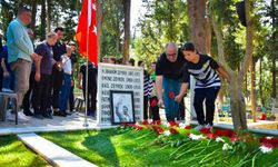 Şampiyon hentbolculardan duygulandıran ziyaret: Kupayla Ferdi Zeyrek’in kabrine gittiler