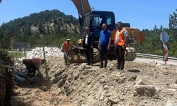 Tehlike oluşturan yola neşter: İstinat duvarları yenileniyor
