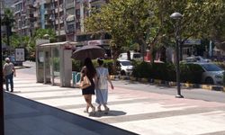 Manisa’da sıcaklar bunaltıyor, vatandaşlar şemsiyeyle korunuyor