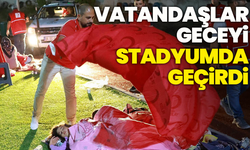 Balıkesir Sındırgı’da vatandaşlar geceyi stadyumda geçirdi