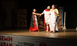 Yunusemre’de tiyatro keyfi: “Hades’e Yolculuk” sahnede büyük alkış topladı