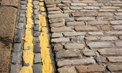 Yoldaki çift sarı çizgiler tehlikeyi gösteriyor: Aman geçmeyin!