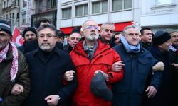 Yenişehirlioğlu, Galata Köprüsü’nde yürüyüşe katıldı