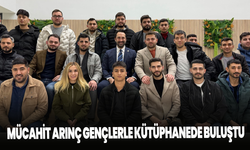 Mücahit Arınç Gençlerle Kütüphanede Buluştu