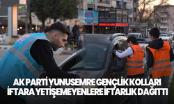 AK Parti Yunusemre Gençlik Kolları iftara yetişemeyenlere iftarlık dağıttı