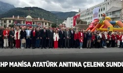 CHP Manisa Atatürk Anıtına Çelenk Sundu