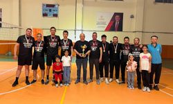 Gölmarmara Belediyesi kurumlar arası voleybol turnuvasının şampiyonu oldu