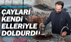 Arınç esnafla buluştu, çayları kendi elleriyle doldurdu