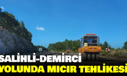 Salihli-Demirci yolunda mıcır tehlikesi: Sürücüler önlem bekliyor