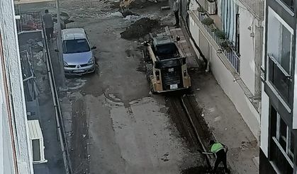 Kazı yaparken su borusunu patlattılar