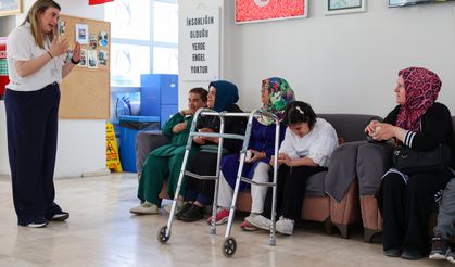 Yunusemre Belediyesi’nden Özel Gereksinimli Bireylerin Ailelerine Sağlık ve Beslenme Semineri