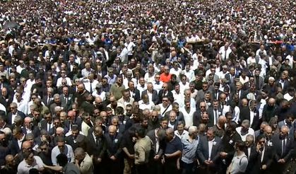 Ferdi Zeyrek'in cenaze namazı  Cumhuriyet Meydanında  kılınıyor