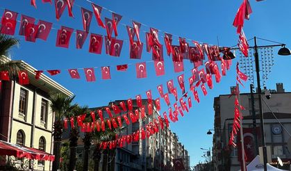 Cumhuriyet coşkusu Manisa sokaklarını sardı