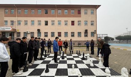 Manisa’da okul bahçesinde satranç hamlesi: Liseliler açık havada düşünüyor