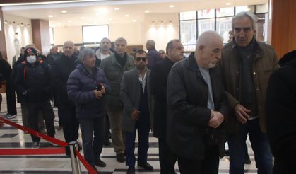 Manisalı vatandaşlar Durbay ailesine taziye ziyaretinde bulunuyor