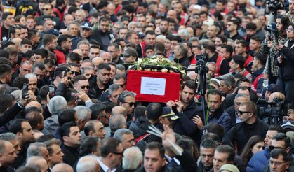 Manisa ilk kadın başkanına ağladı…