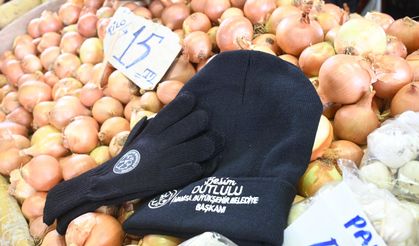 Çarşamba Pazarı Esnafına Eldiven ve Bere Desteği