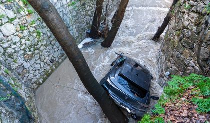 Yağış sonrası araç dereye sürüklendi