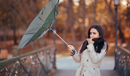Yağmurlu havaların kabusu! Şemsiyelerin ters dönme sebebi bakın neymiş…
