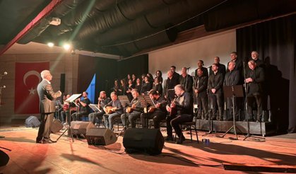 ‘Atatürküler’ Yunusemre’de Müzikseverlerle Buluştu